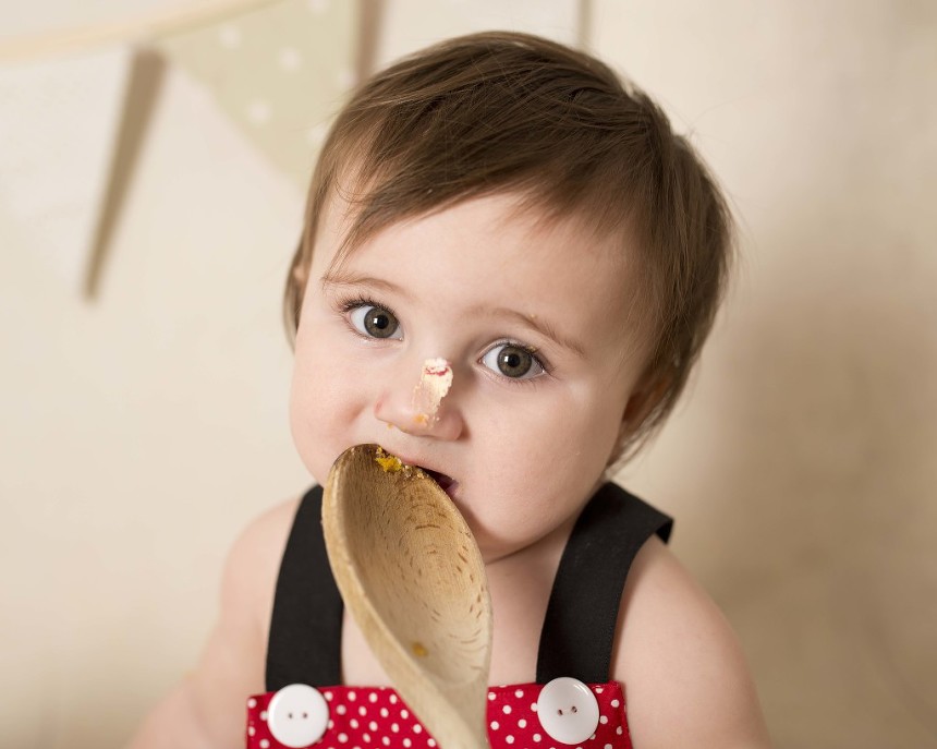 One year old girl cakesmash